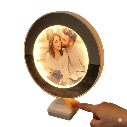 Oglinda personalizata cu LED aprinsa, dezvaluind fotografia intr-o lumina calda
