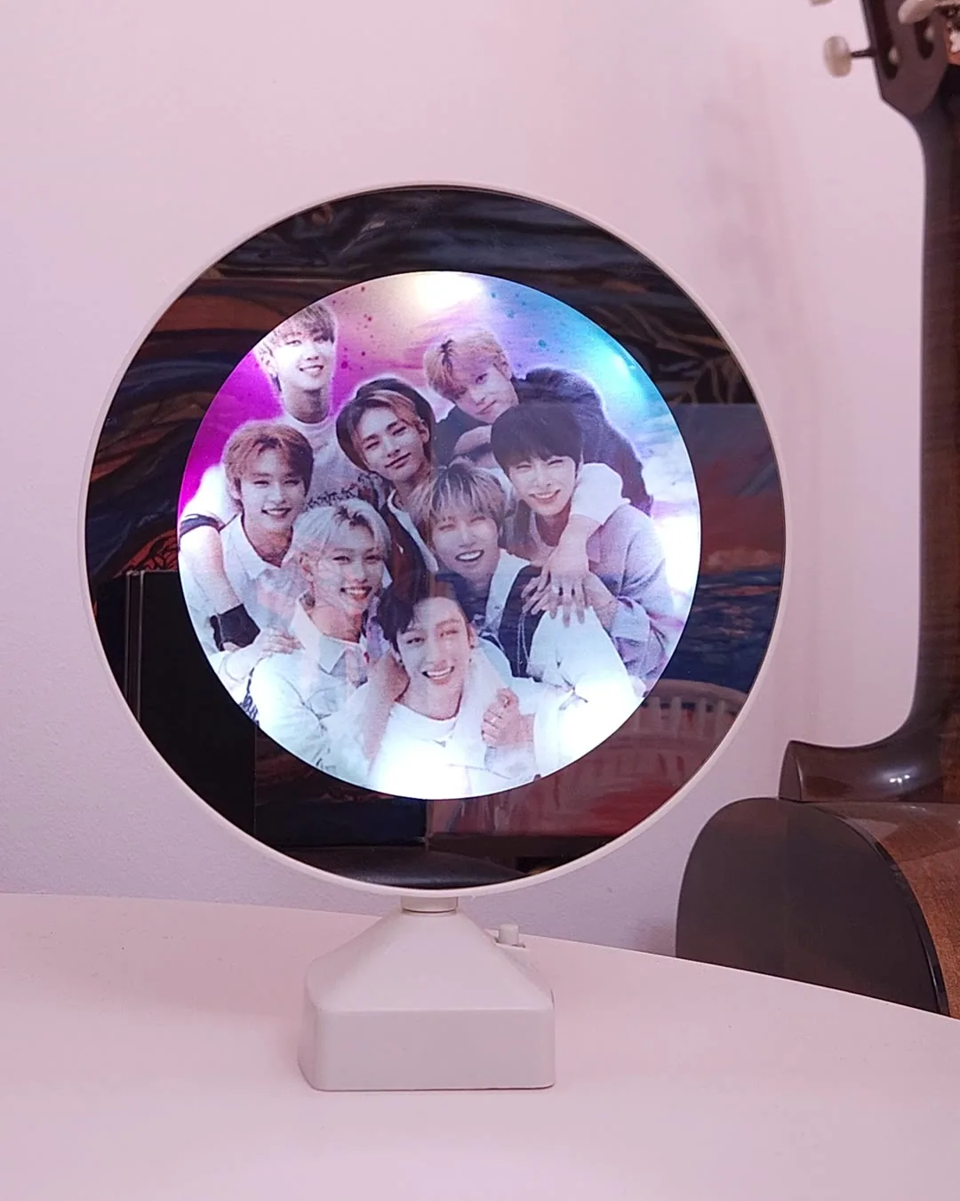 Oglinda personalizata cu design colorat, cadou pentru adolescenti fani K-pop